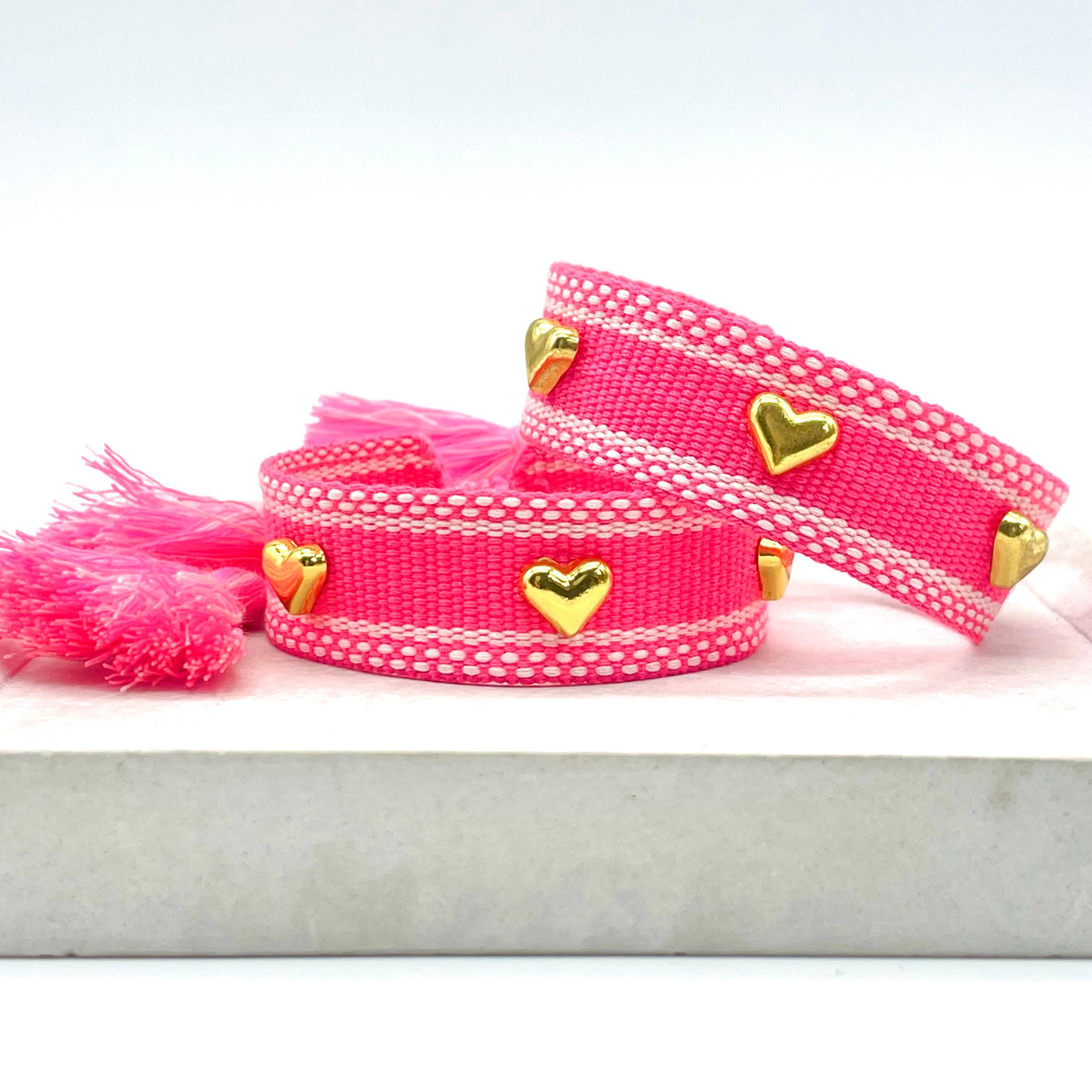 Hearts ♥ ︎ Pulsera tejida con tachuelas doradas en forma de corazón - contigosoy
