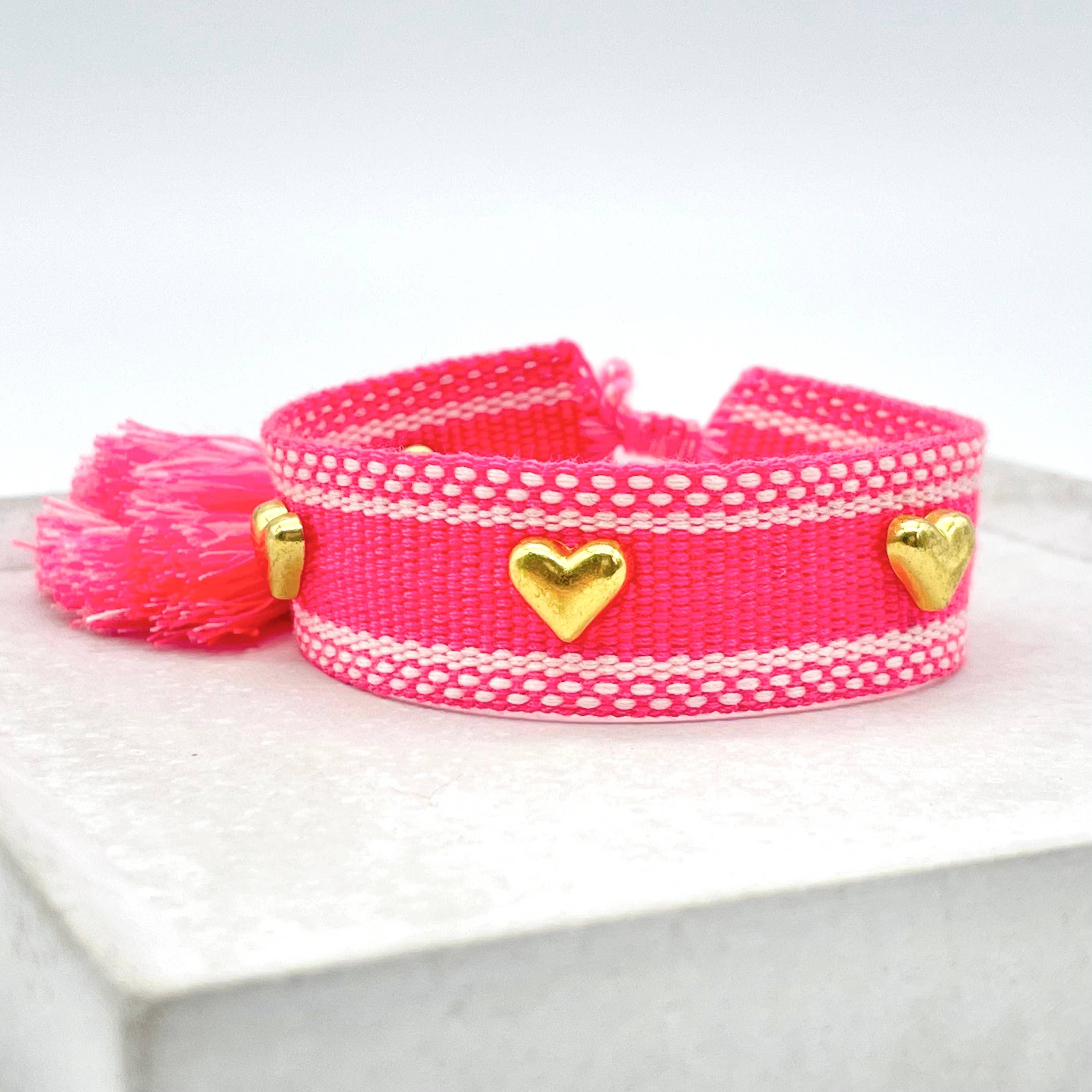 Hearts ♥ ︎ Pulsera tejida con tachuelas doradas en forma de corazón - contigosoy