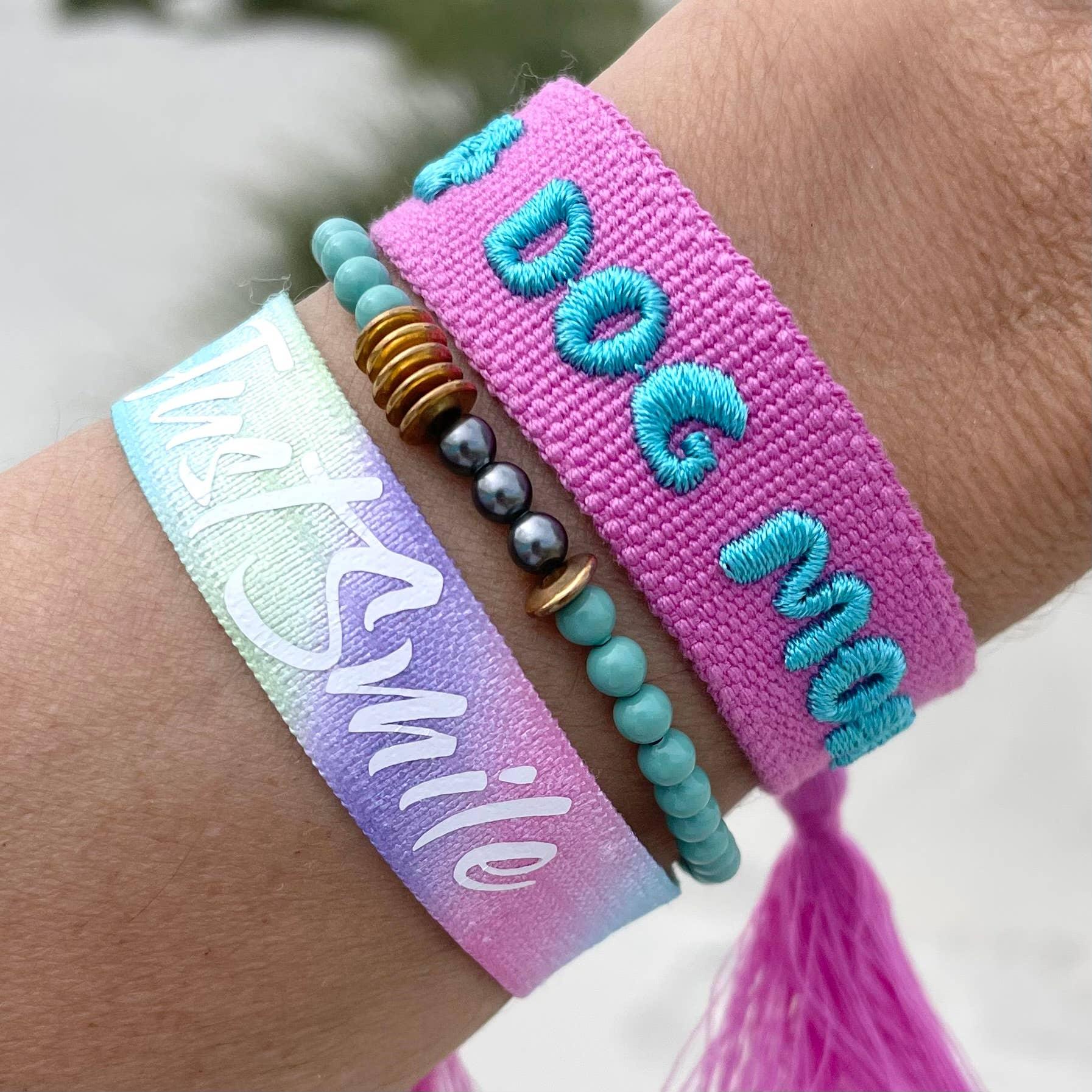 Pulsera llamativa DOG MOM tejida y bordada - contigosoy