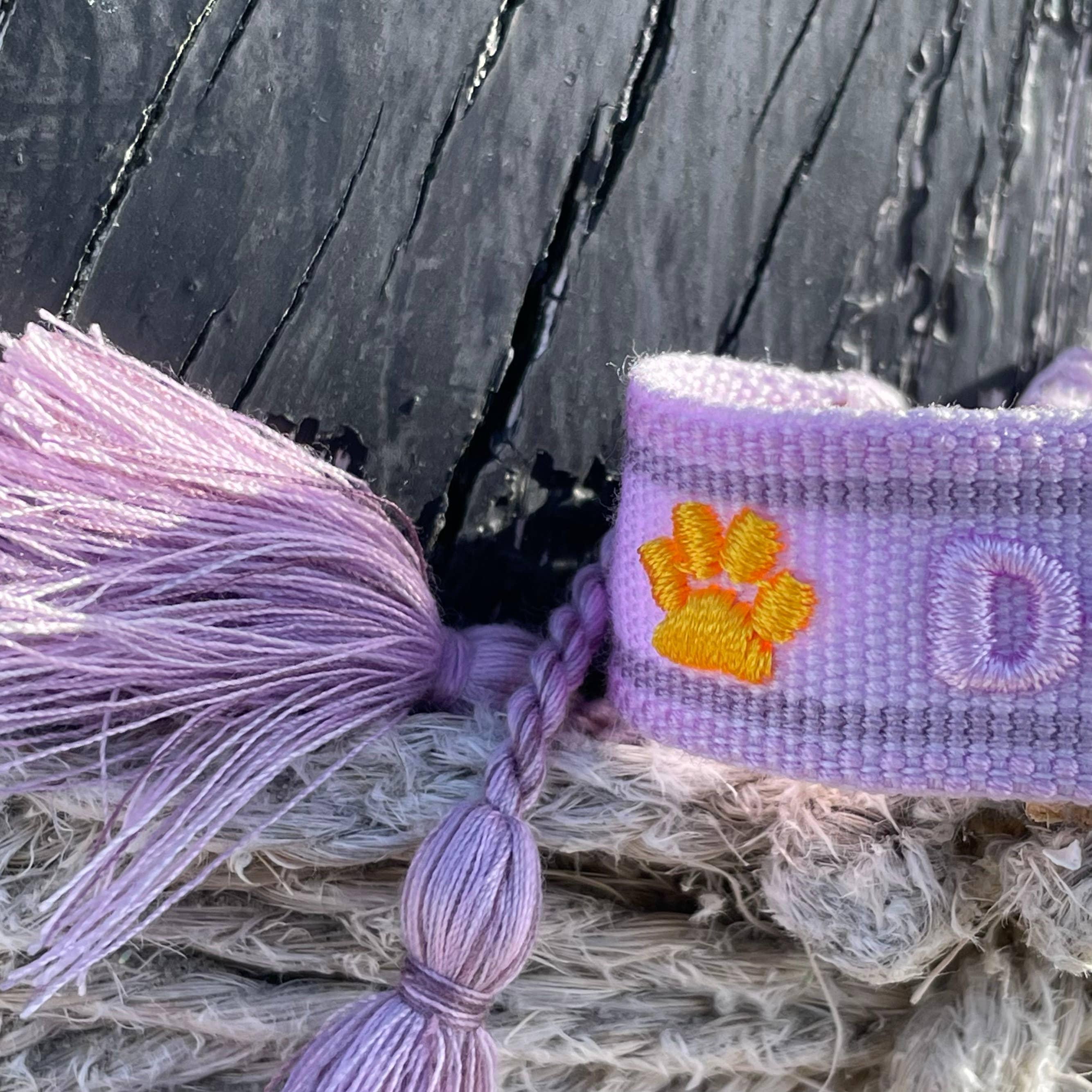 Pulsera llamativa DOG MOM tejida y bordada - contigosoy