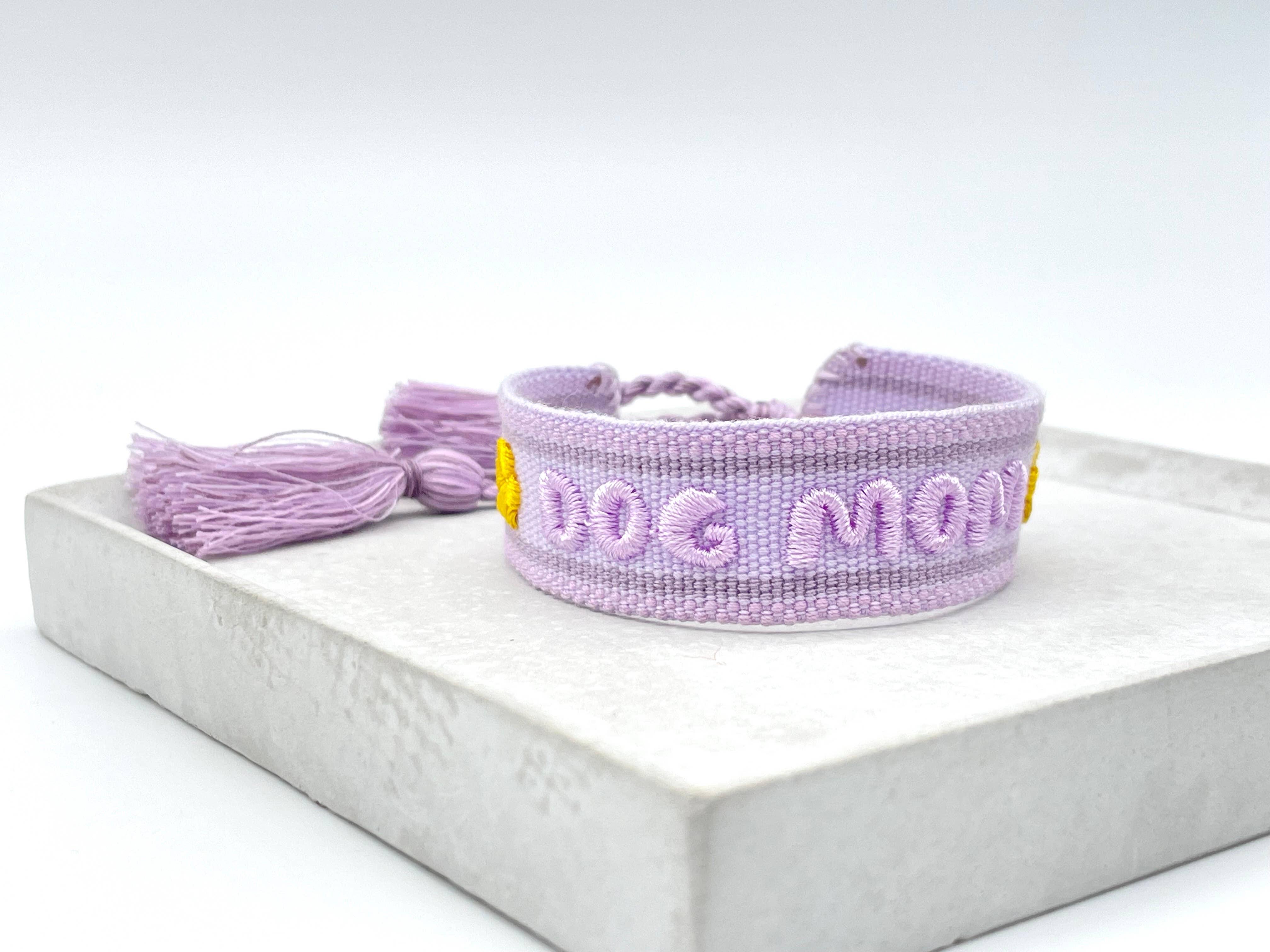Pulsera llamativa DOG MOM tejida y bordada - contigosoy