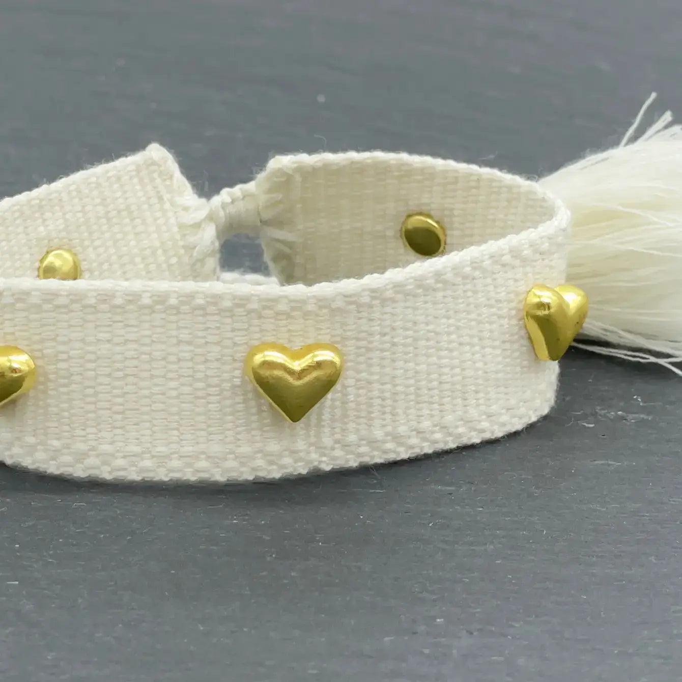 Pulsera llamativa tejida Hearts ♥ con tachuelas doradas en forma de corazón - contigosoy