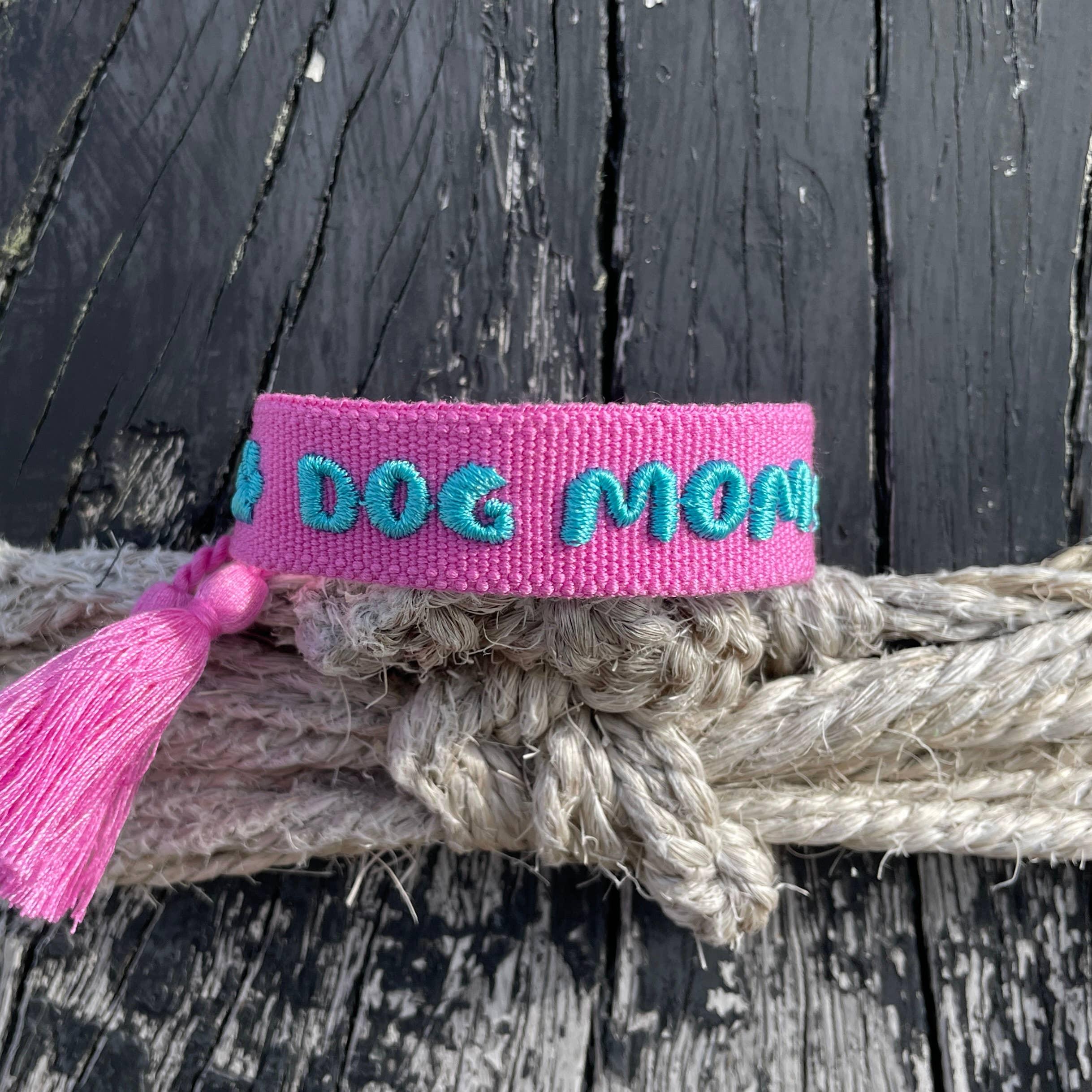 Pulsera llamativa DOG MOM tejida y bordada - contigosoy