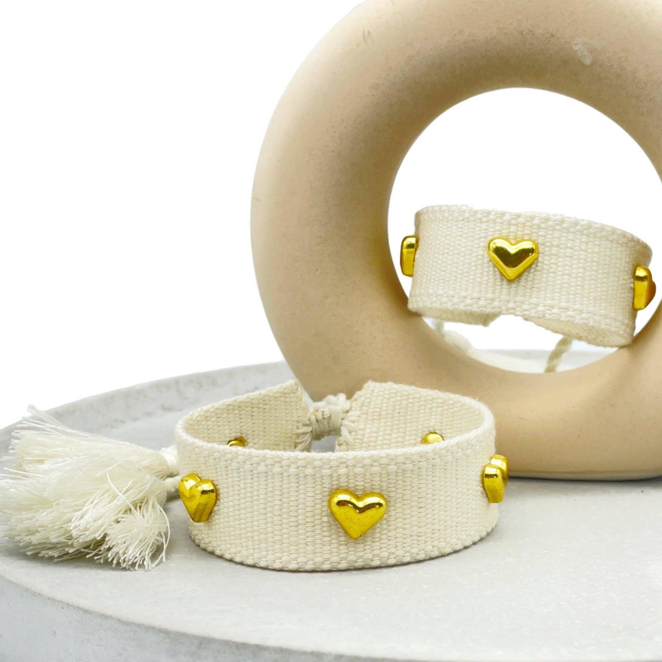Pulsera llamativa tejida Hearts ♥ con tachuelas doradas en forma de corazón - contigosoy